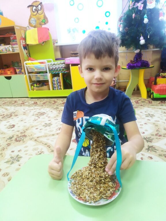 Фотоотчет проведения экологической акции "Помоги птице зимой!" в образовательных организациях города  МБДОУ № 30. Сделана съедобная кормушка!!