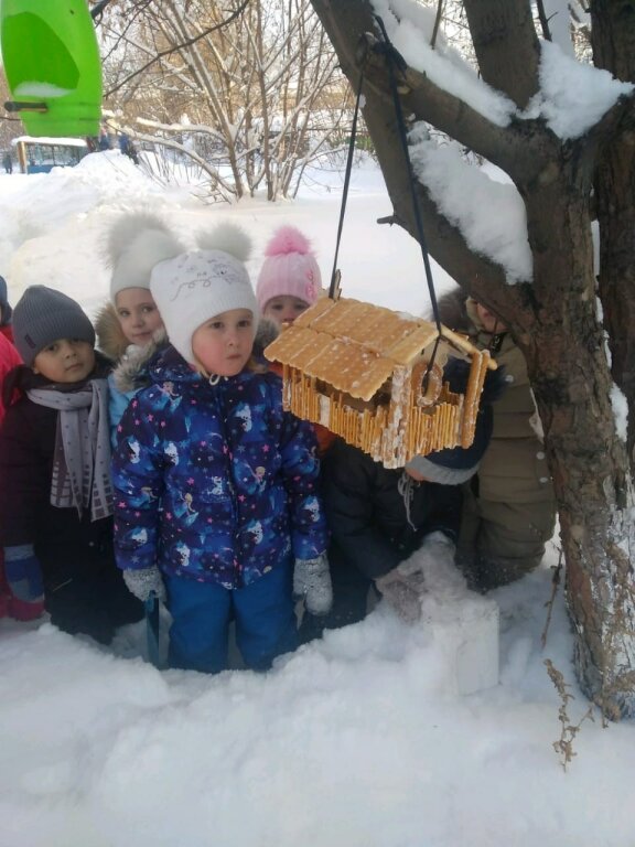 Фотоотчет проведения экологической акции "Помоги птице зимой!" в образовательных организациях города  МБДОУ № 62.  Самая вкусная кормушка!