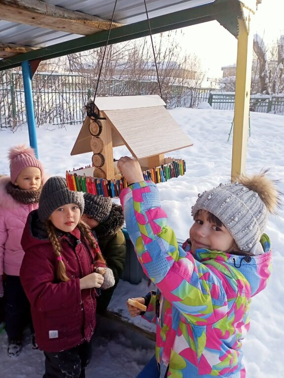 Фотоотчет проведения экологической акции "Помоги птице зимой!" в образовательных организациях города  МБДОУ № 62. Накормим всех сытно!